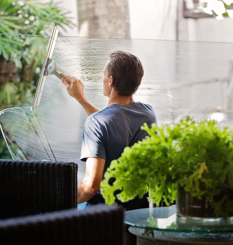 Fensterreinigung mit dem Abzieher an einer Glasfront – streifenfrei sauber
