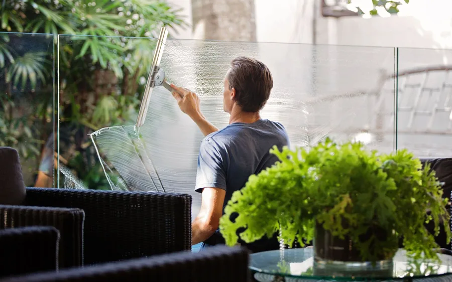 Reinigung einer großen Glasfront mit dem Abzieher